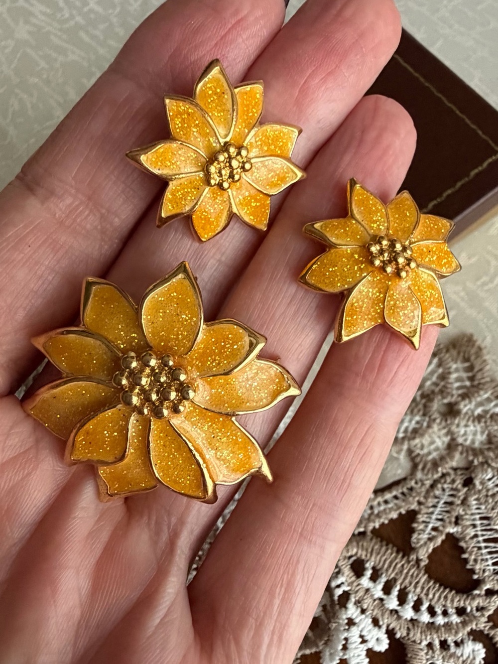 Vintage Avon Poinsettia Flower Glitter Pin Brooch Pendant & Clip on earrings - Picture 4 of 4